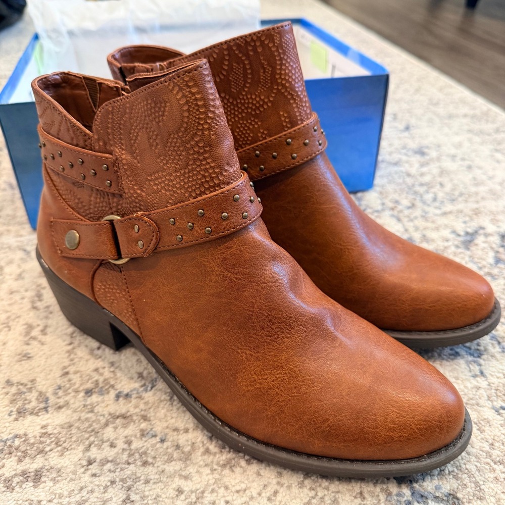 NIB EASY STREET Womens Leda Tan Brown Studded Ankle Boots Size 9.5 M Western